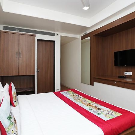 נאסיק Oyo 10672 Hotel Riviera מראה חיצוני תמונה