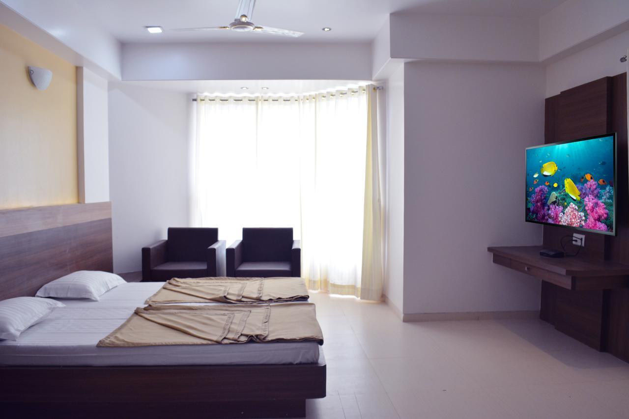 נאסיק Oyo 10672 Hotel Riviera מראה חיצוני תמונה
