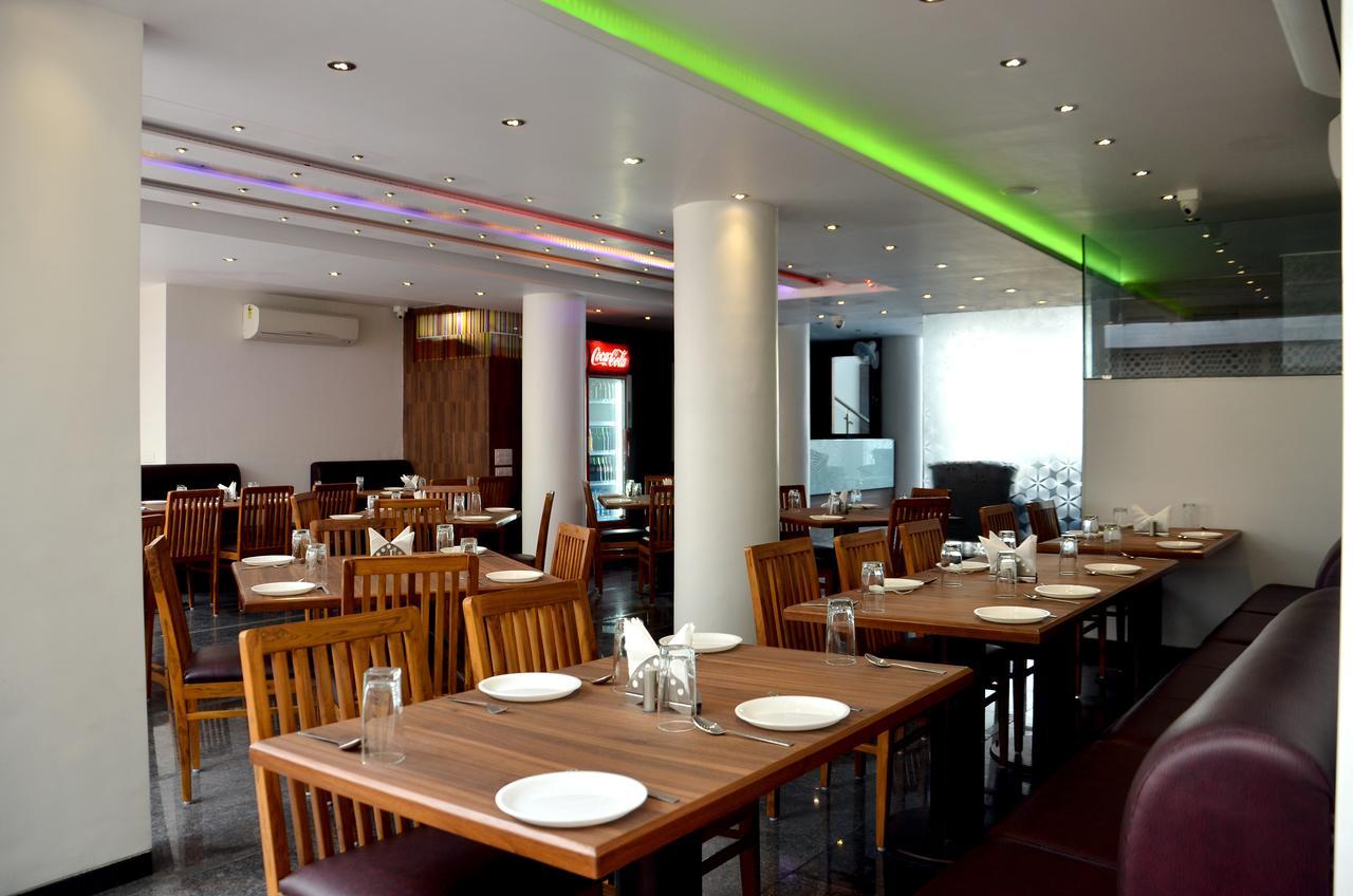 נאסיק Oyo 10672 Hotel Riviera מראה חיצוני תמונה