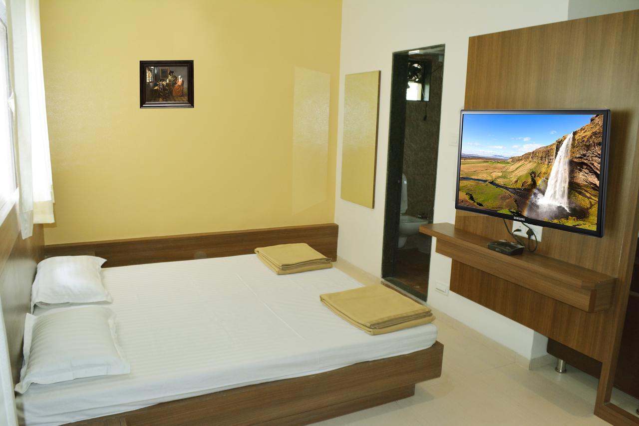 נאסיק Oyo 10672 Hotel Riviera מראה חיצוני תמונה