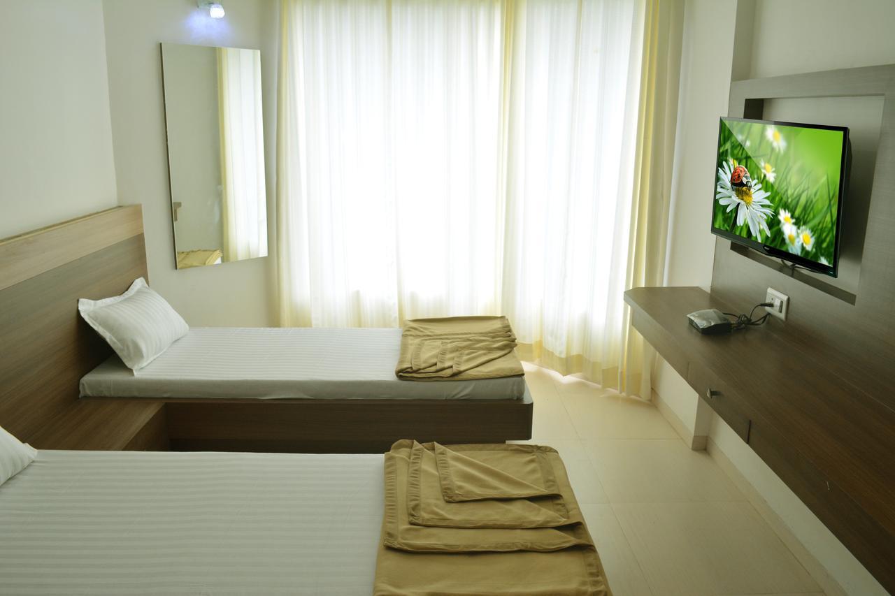 נאסיק Oyo 10672 Hotel Riviera מראה חיצוני תמונה