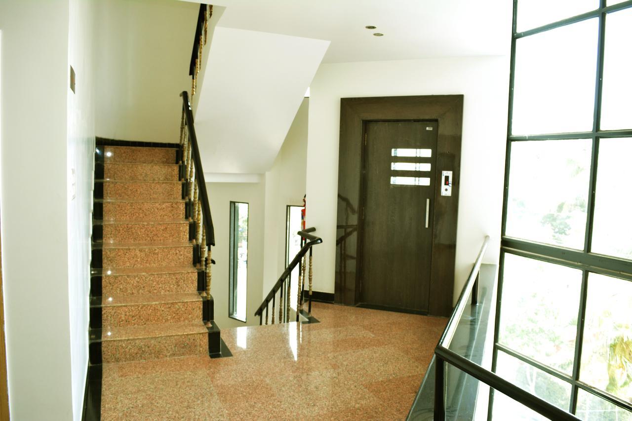 נאסיק Oyo 10672 Hotel Riviera מראה חיצוני תמונה