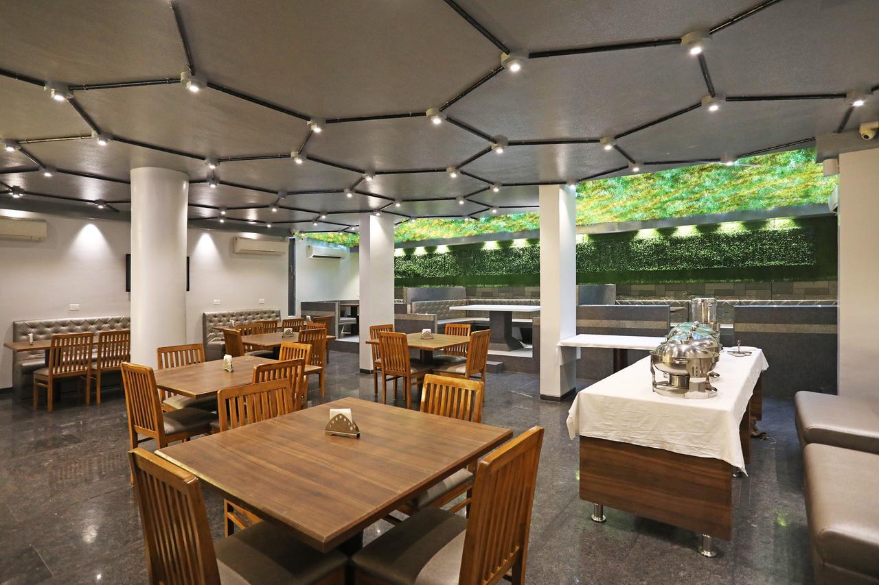 נאסיק Oyo 10672 Hotel Riviera מראה חיצוני תמונה