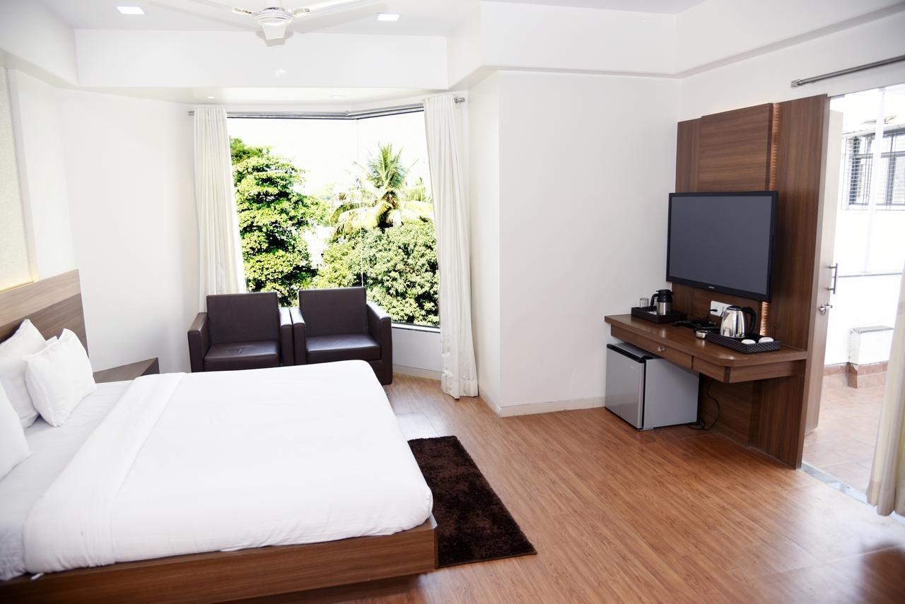 נאסיק Oyo 10672 Hotel Riviera מראה חיצוני תמונה