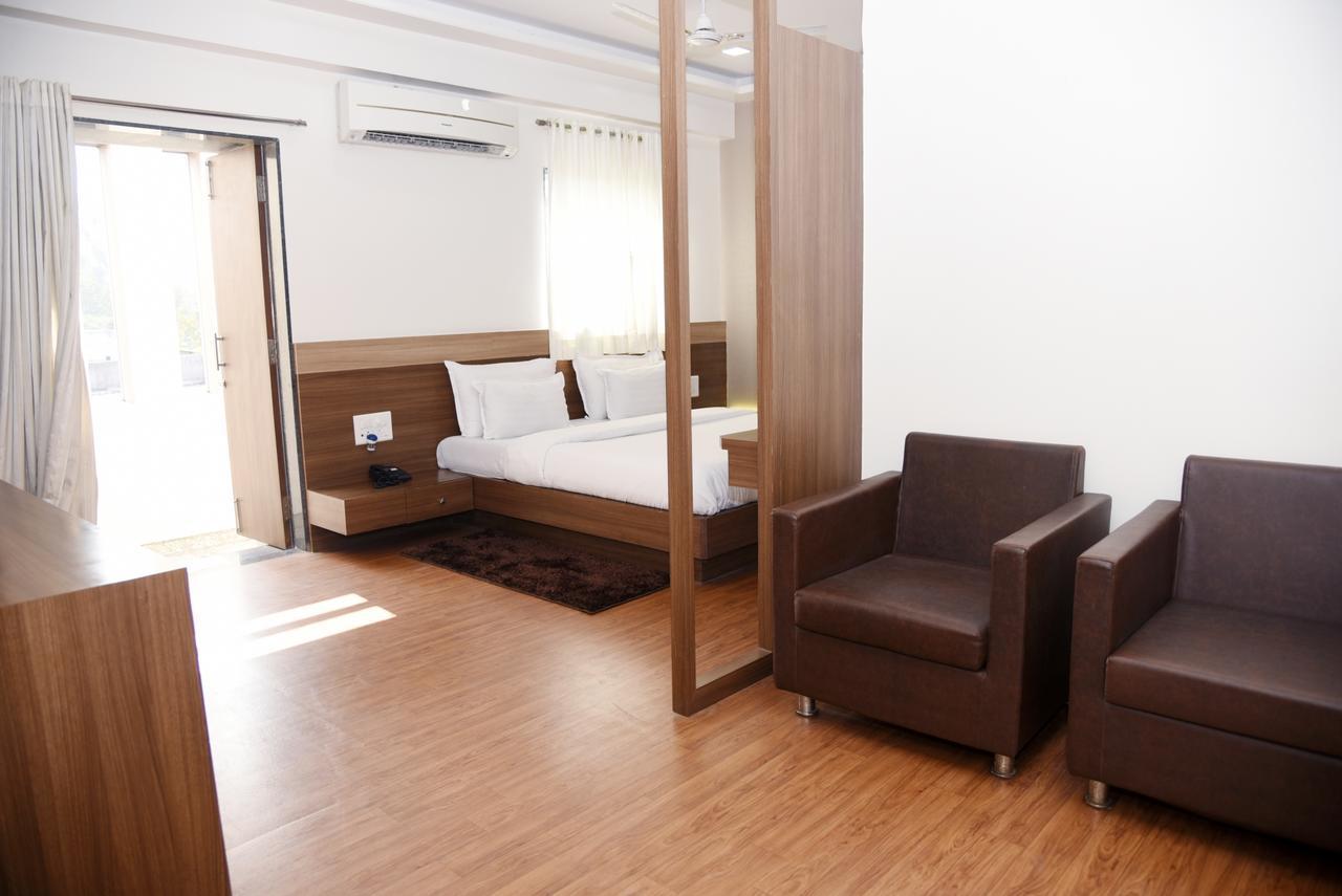 נאסיק Oyo 10672 Hotel Riviera מראה חיצוני תמונה