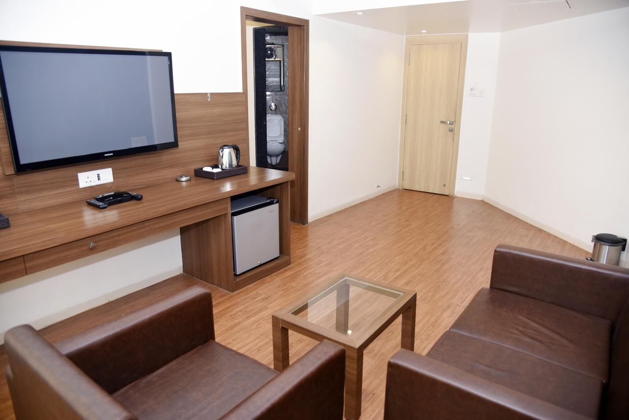 נאסיק Oyo 10672 Hotel Riviera מראה חיצוני תמונה