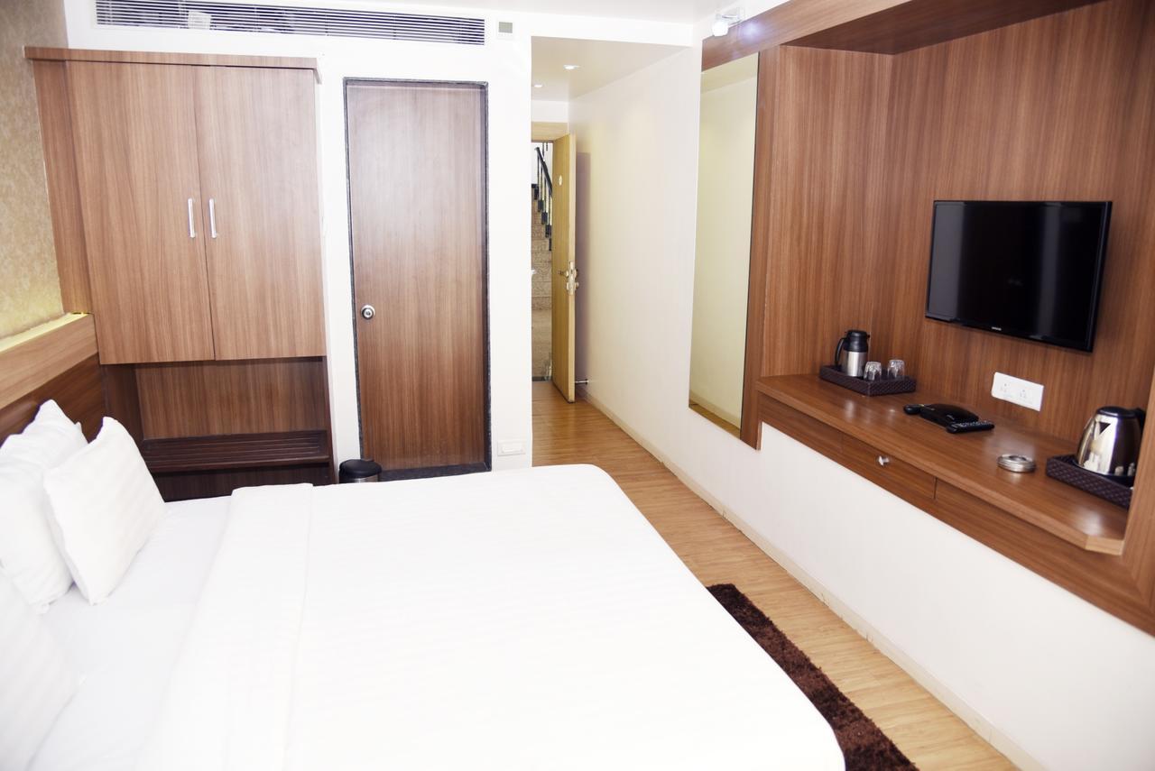 נאסיק Oyo 10672 Hotel Riviera מראה חיצוני תמונה