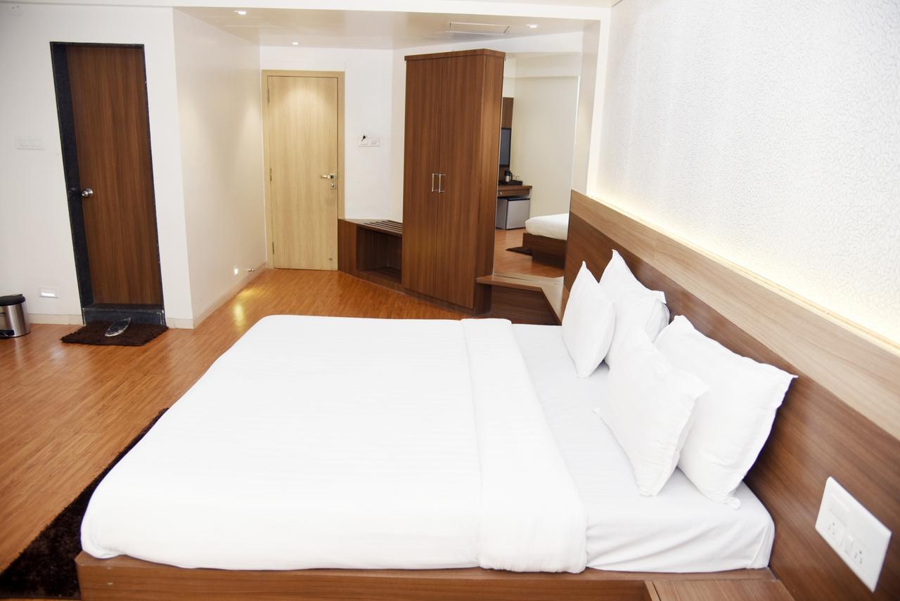 נאסיק Oyo 10672 Hotel Riviera מראה חיצוני תמונה