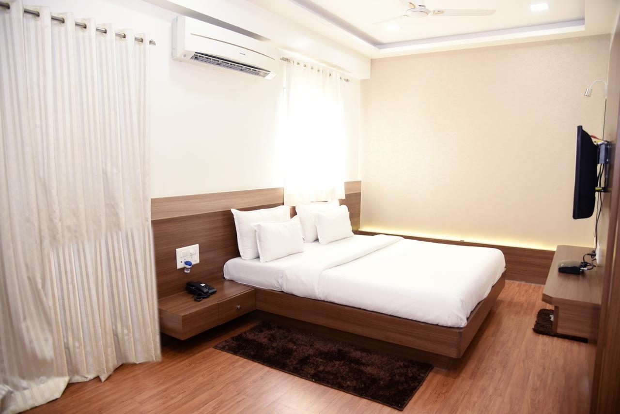 נאסיק Oyo 10672 Hotel Riviera מראה חיצוני תמונה