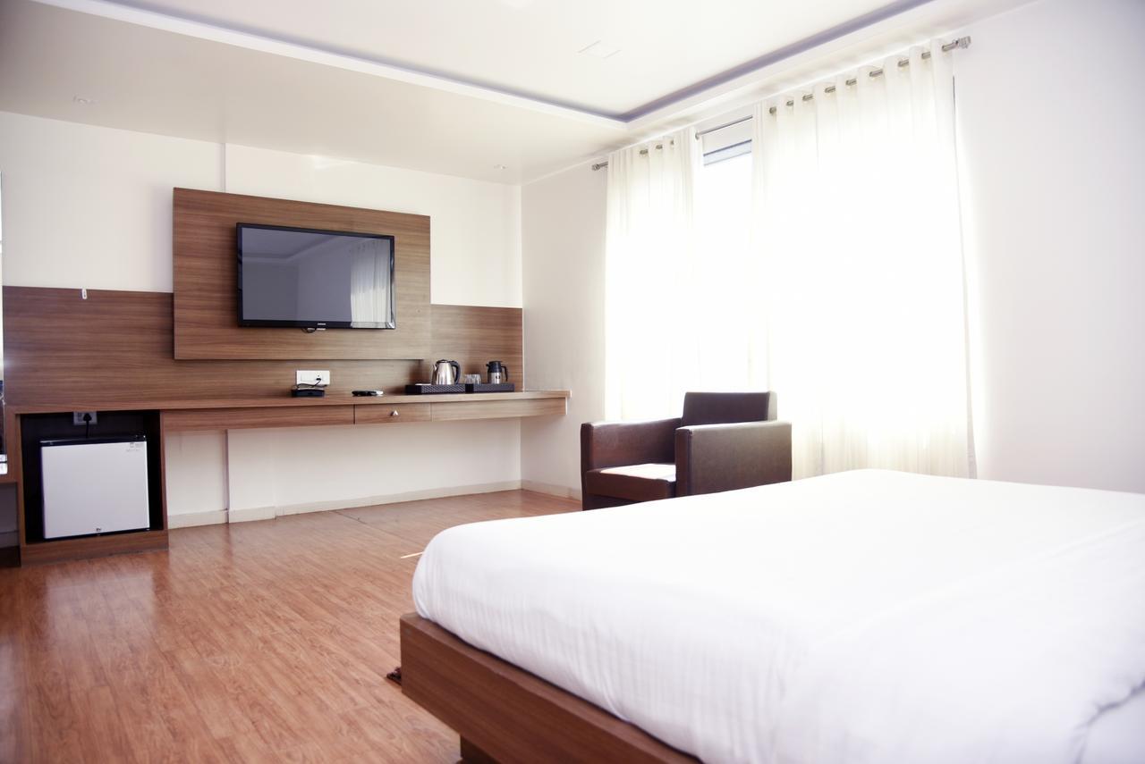 נאסיק Oyo 10672 Hotel Riviera מראה חיצוני תמונה
