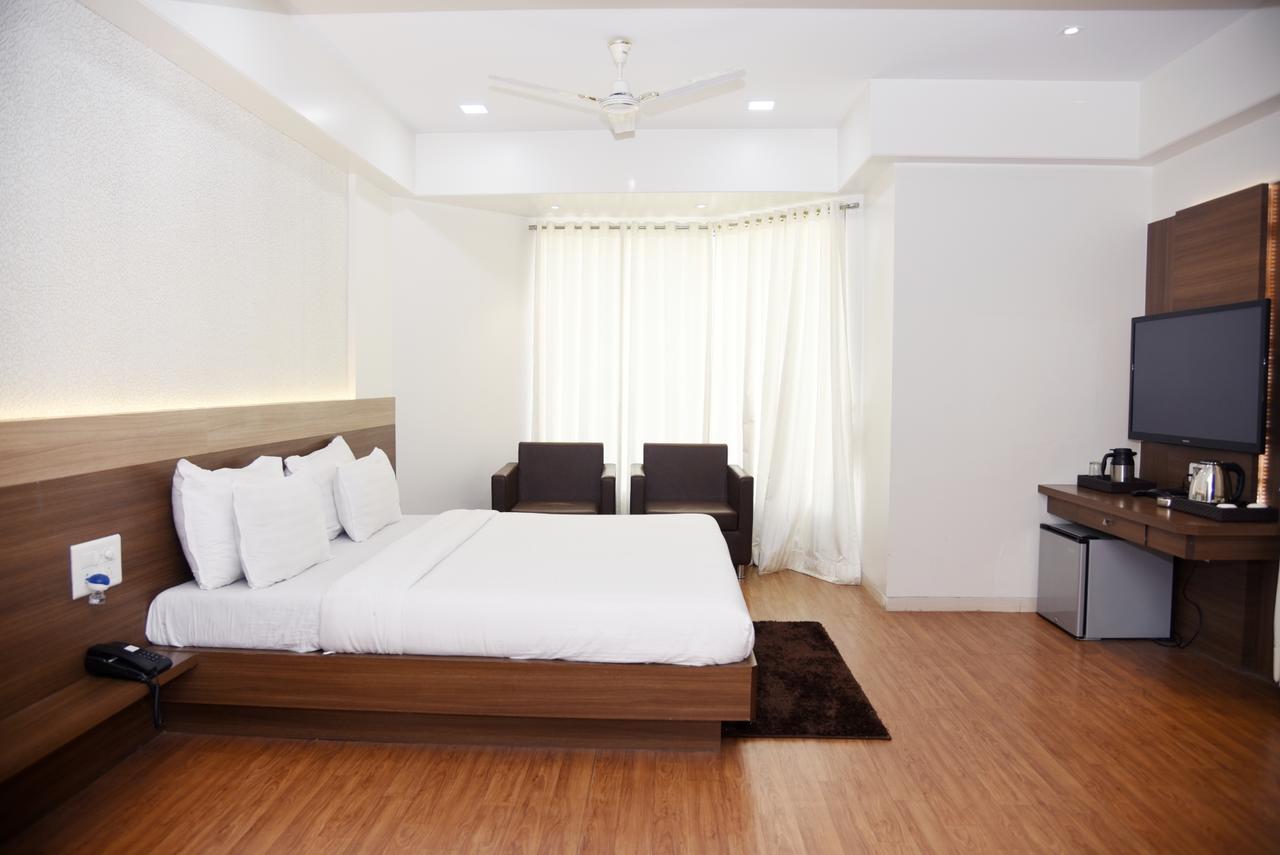 נאסיק Oyo 10672 Hotel Riviera מראה חיצוני תמונה