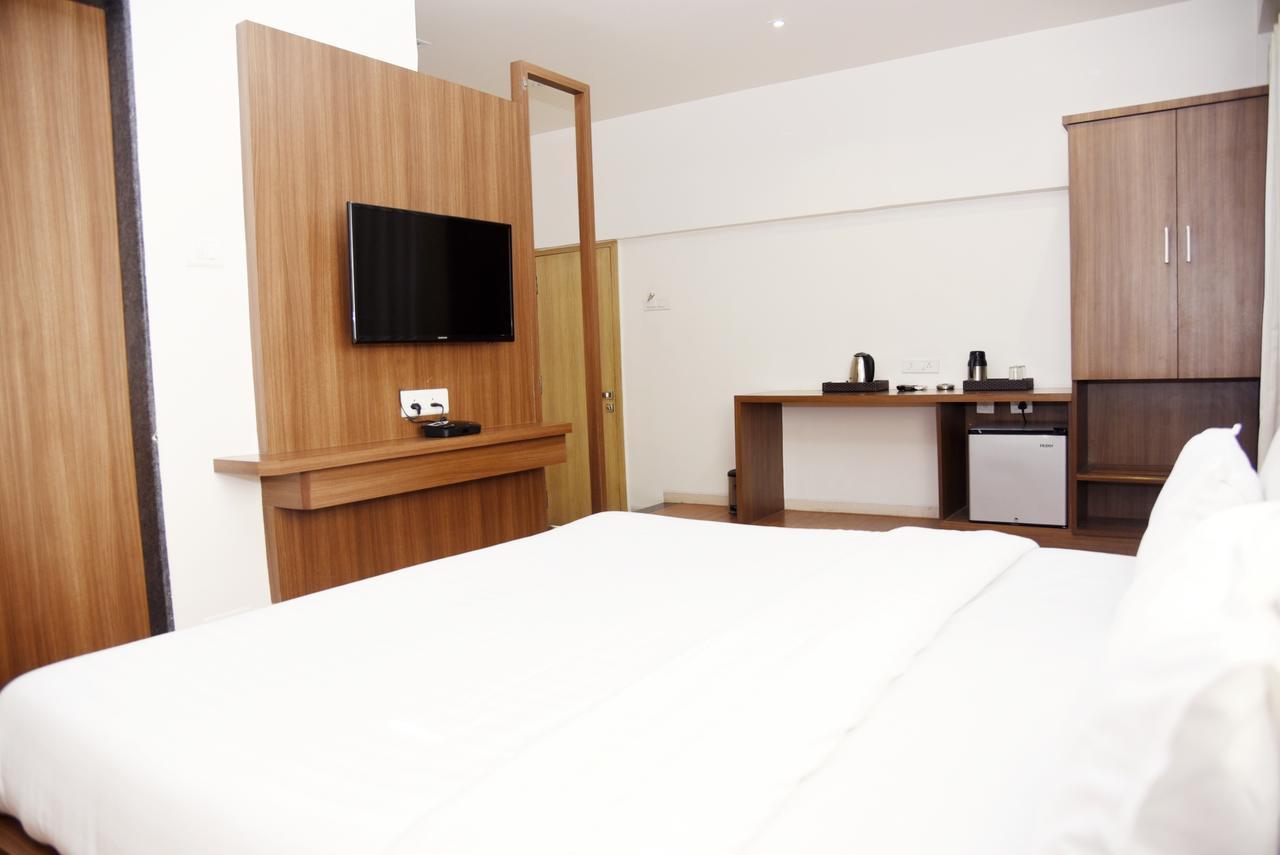 נאסיק Oyo 10672 Hotel Riviera מראה חיצוני תמונה