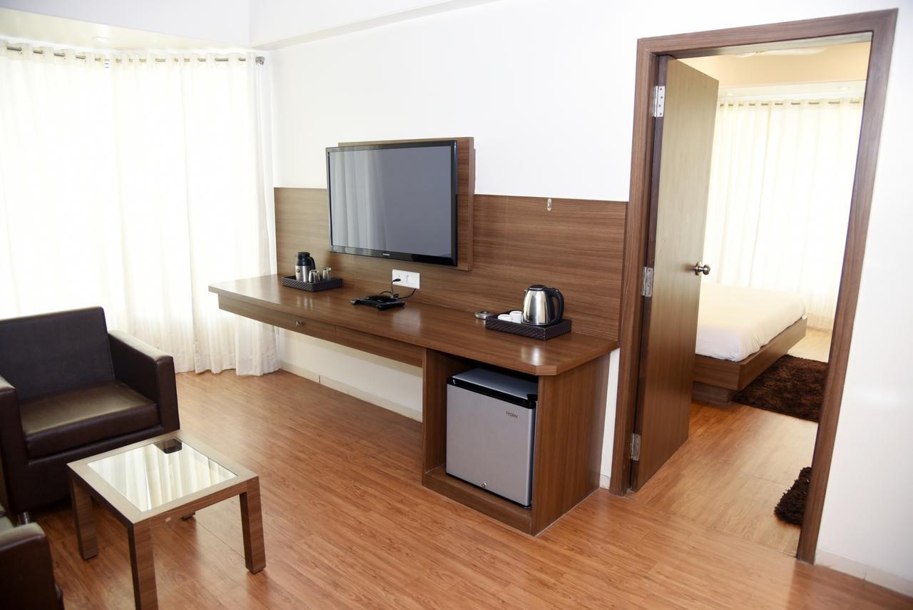 נאסיק Oyo 10672 Hotel Riviera מראה חיצוני תמונה
