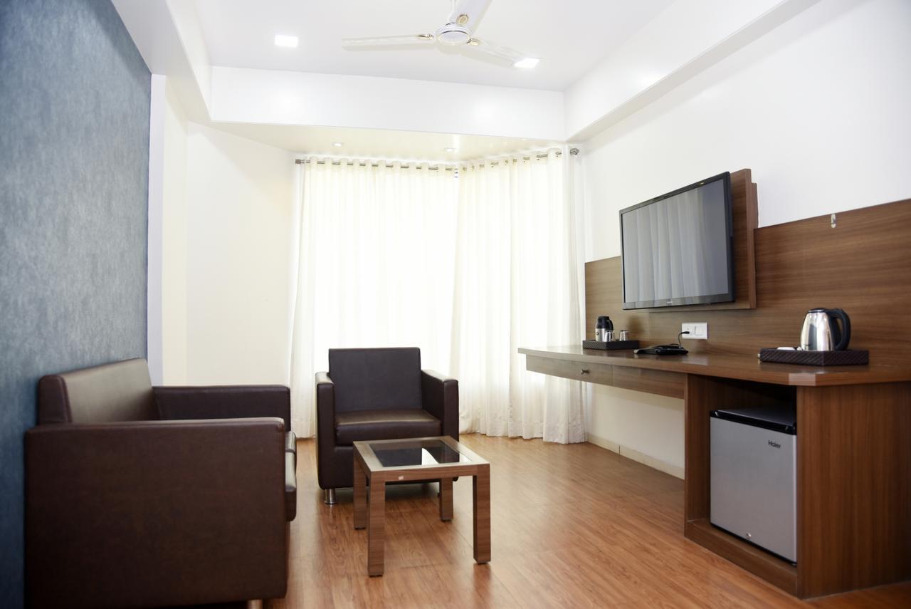 נאסיק Oyo 10672 Hotel Riviera מראה חיצוני תמונה