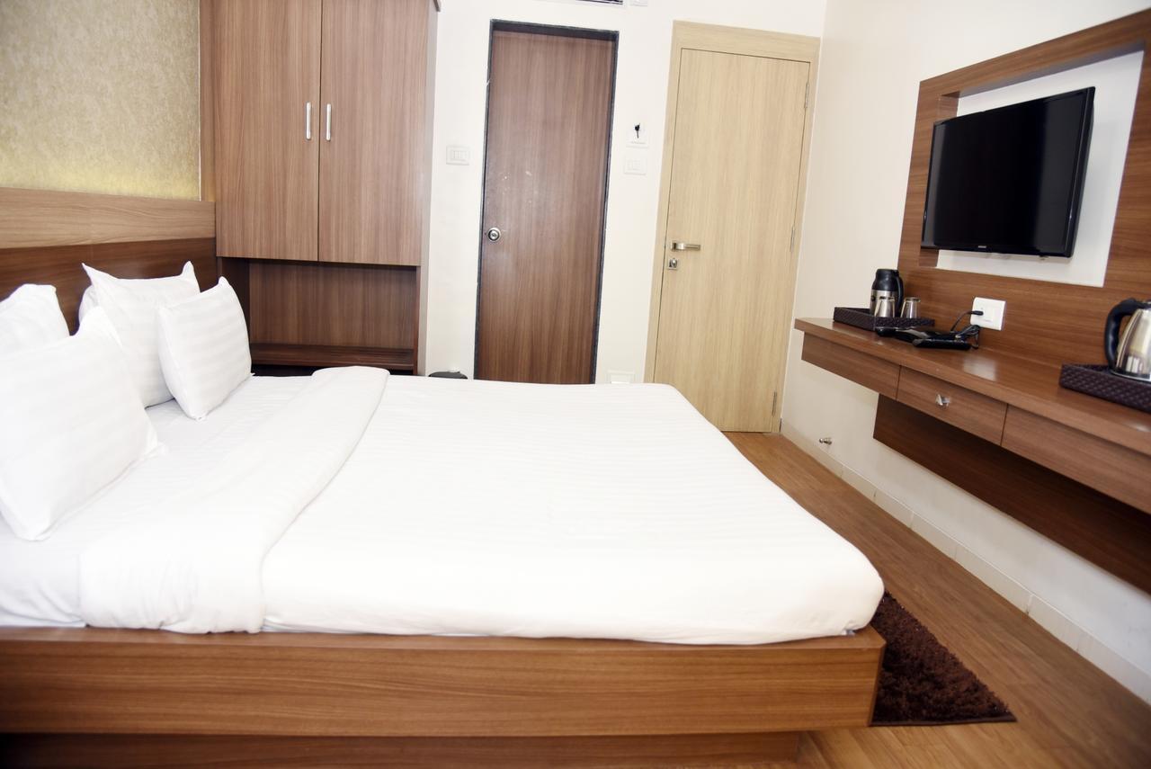נאסיק Oyo 10672 Hotel Riviera מראה חיצוני תמונה