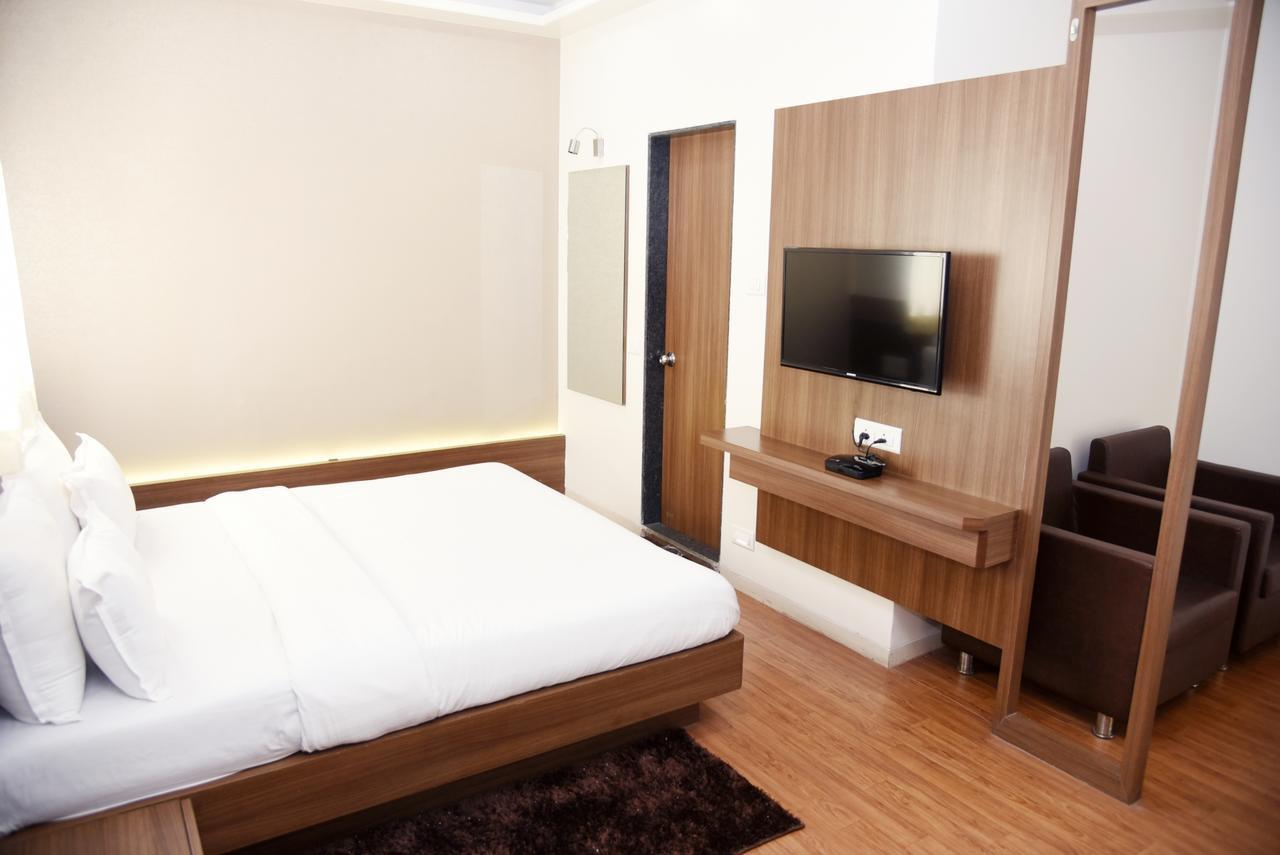 נאסיק Oyo 10672 Hotel Riviera מראה חיצוני תמונה