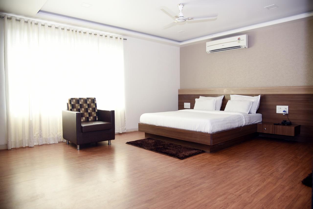 נאסיק Oyo 10672 Hotel Riviera מראה חיצוני תמונה