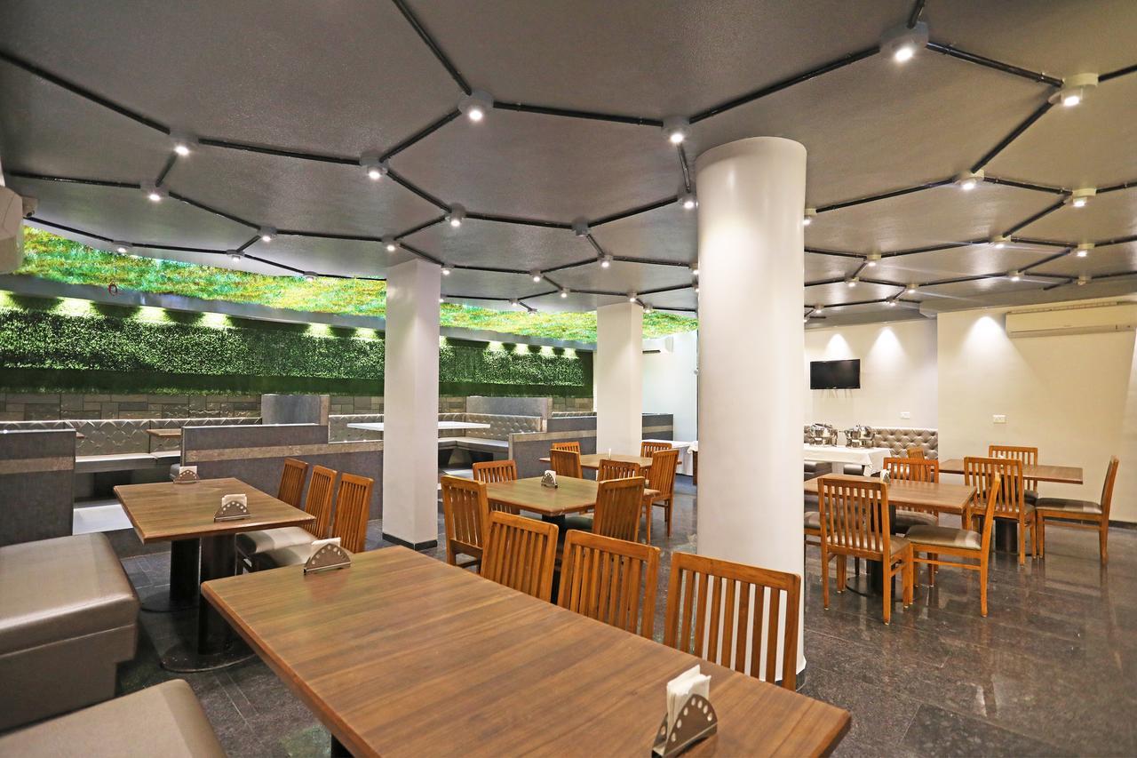נאסיק Oyo 10672 Hotel Riviera מראה חיצוני תמונה